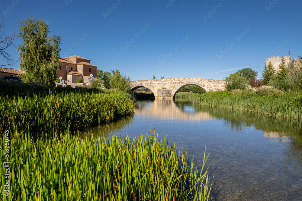Fototapeta premium Puente romano sobre el río Ucero y castillo de Osma, El Burgo de Osma, Soria, comunidad autónoma de Castilla y León, Spain, Europe