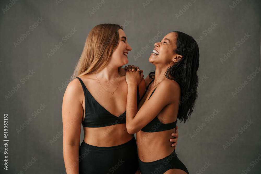 Φωτογραφία Two friends just having lots of fun while posing in the studio