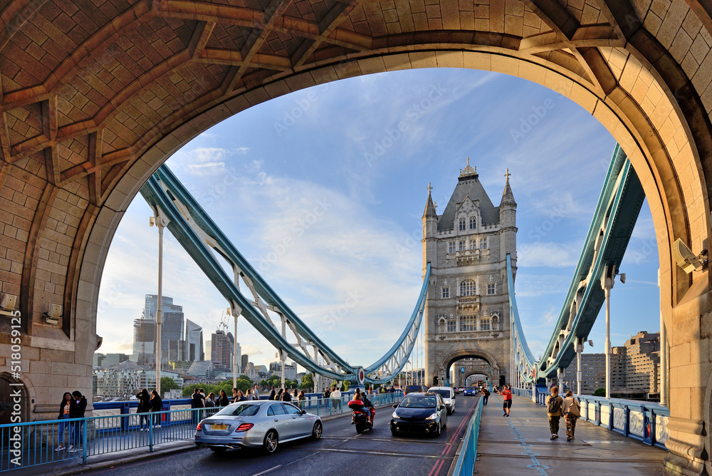 Tower Bridge in London (England). - obrazy, fototapety, plakaty 