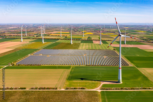 Regenerative Energien produziert durch Windräder und Solarparks auf den Feldern in Rheinland-Pfalz, Luftaufnahme