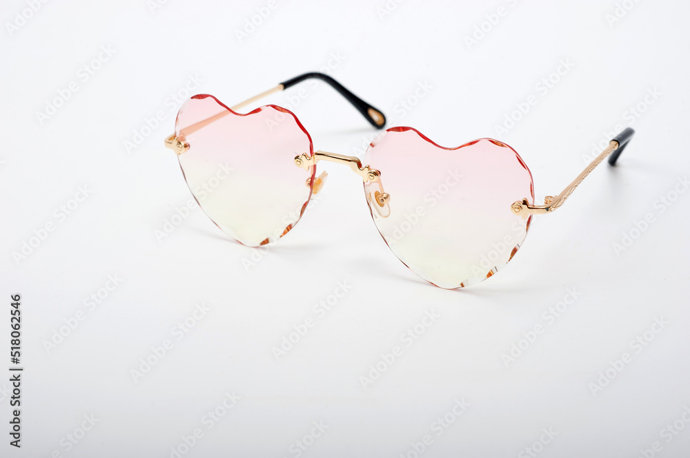 Women's sunglasses with graduated heart-shaped lenses. Women's sunglasses with graduated heart-shaped lenses.