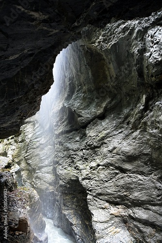 Skapująca woda - wąwóz Lichtensteinklamm (austriackie Alpy) 