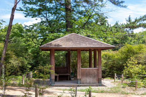 公園に立つ和風の休憩小屋 © 木村　亨