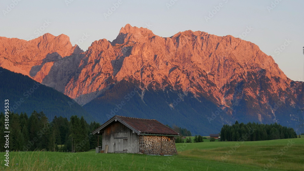Holzhütte auf den Buckelwiesen zwischen Krün und Mittenwald im Abendrot Holzhütte auf den Buckelwiesen zwischen Krün und Mittenwald im Abendrot