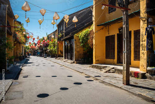 Calle del casco histórico de la ciudad de Hoi An. Patrimonio de la humanidad por la UNESCO. Vietnam