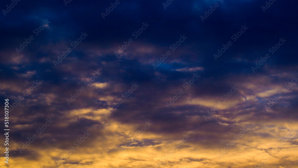 Magnifiques teintes orangées sous un ciel voilé, pendant le coucher du soleil