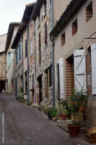rue dans le village de Castelnau-de-Montmira © Gwenaelle.R