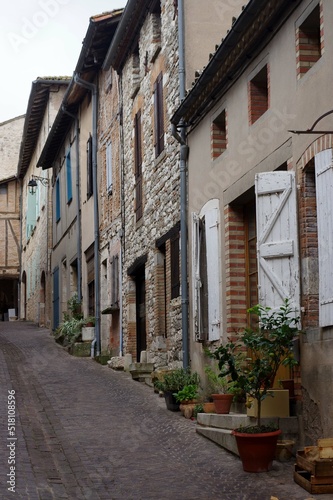 rue dans le village de Castelnau-de-Montmira