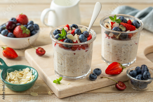 Quadro su tela Overnight oats with fresh berries