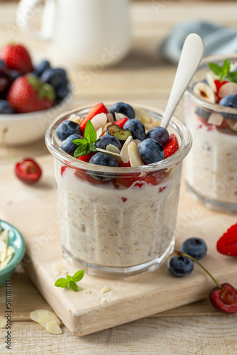 Fotografi Mixed berries overnight oats