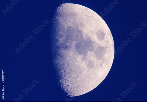 青空に浮かぶ半月 photo