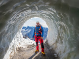 Alpinista en el LA AIGUILLE DU MIDI para subir al Montblanc du Tacul
