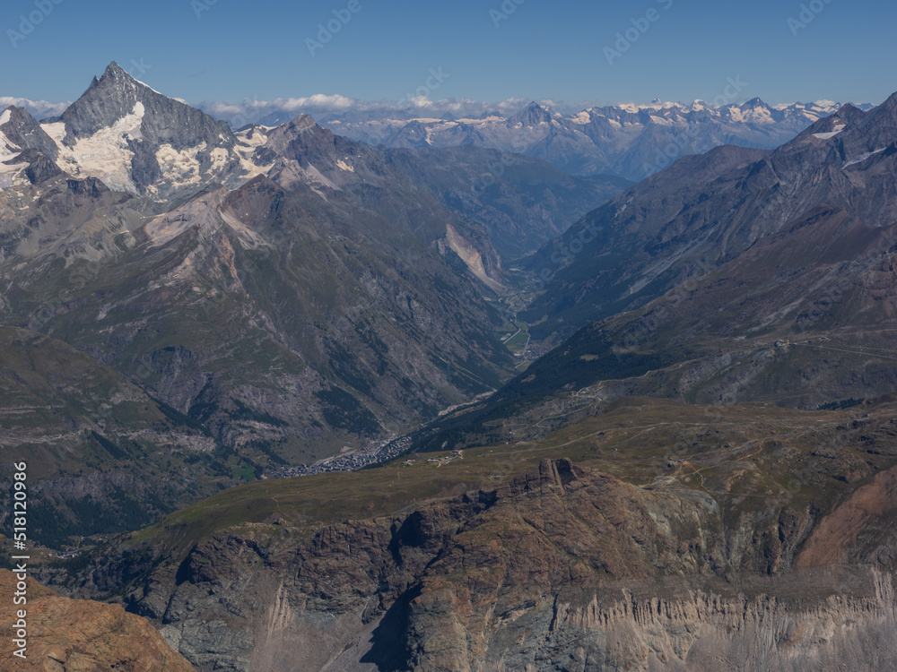 El pueblo de Zermatt desde lo alto de la cumbre del Breithorn 