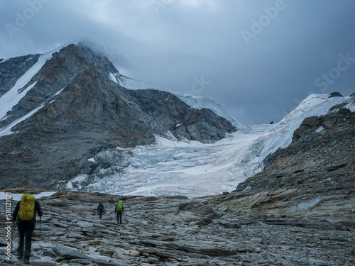 Alpinistas de camino a Gran Paradiso en los Alpes italianos 