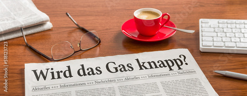 Zeitung auf Schreibtisch - Wird das Gas knapp photo