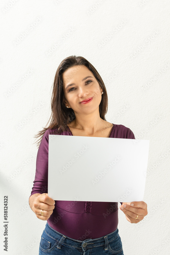 Mulher morena bonita e sorridente com cartaz para publicidade Mulher morena bonita e sorridente com cartaz para publicidade