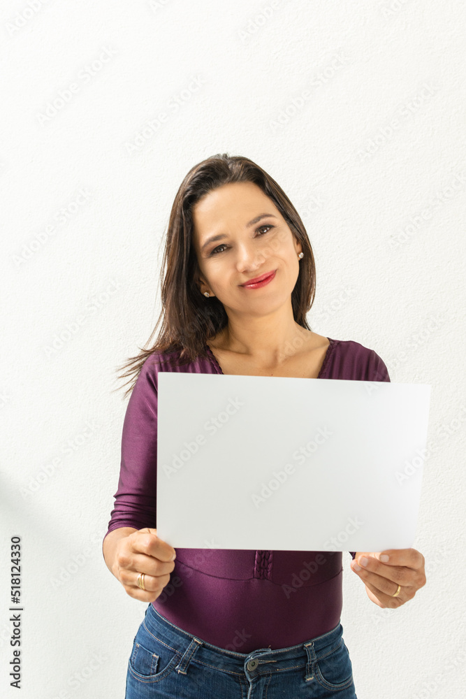 Mulher morena segurando espaço branco para divulgação promocional Mulher morena segurando espaço branco para divulgação promocional