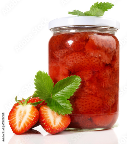 Erdbeer Kompott im Glas - Erdbeerkompott mit Vanille und frischen Erdbeeren  Freigestellt