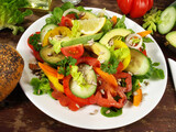 Gemischter Salat mit Avocado und Sonnenblumenkerne