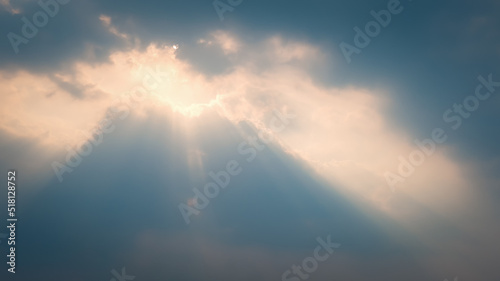 Canvas Print The sun's rays penetrate the clouds in the evening.