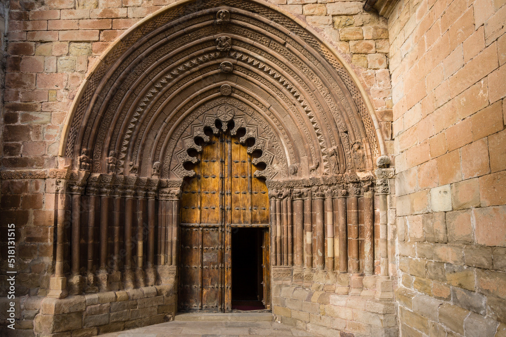 portada ojival y arquería polilobulada, iglesia de San Román, edificada hacia 1200, Cirauqui, comunidad foral de Navarra, Spain