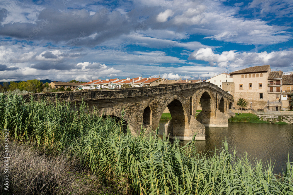 Fototapeta premium puente románico sobre el río Arga, siglo XI, Puente la Reina, valle de Valdizarbe ,comunidad foral de Navarra, Spain