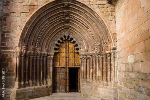 portada ojival y arquer  a polilobulada  iglesia de San Rom  n  edificada hacia 1200  Cirauqui  comunidad foral de Navarra  Spain