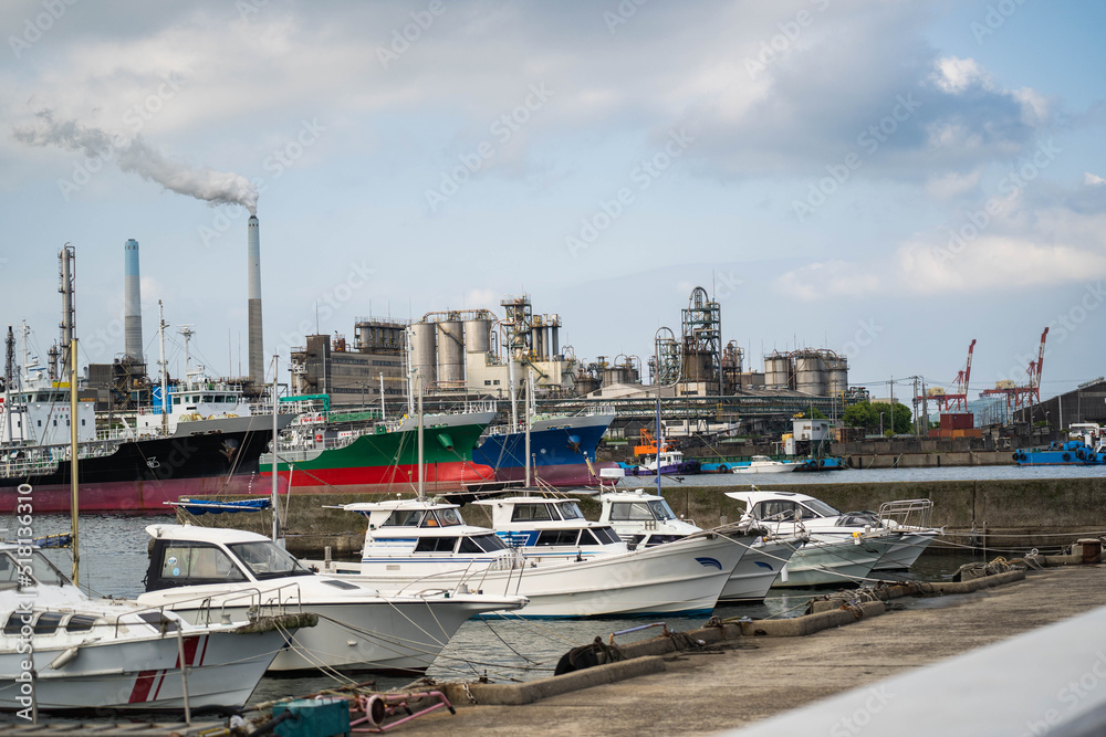 漁船とタンカーが停泊する徳山港