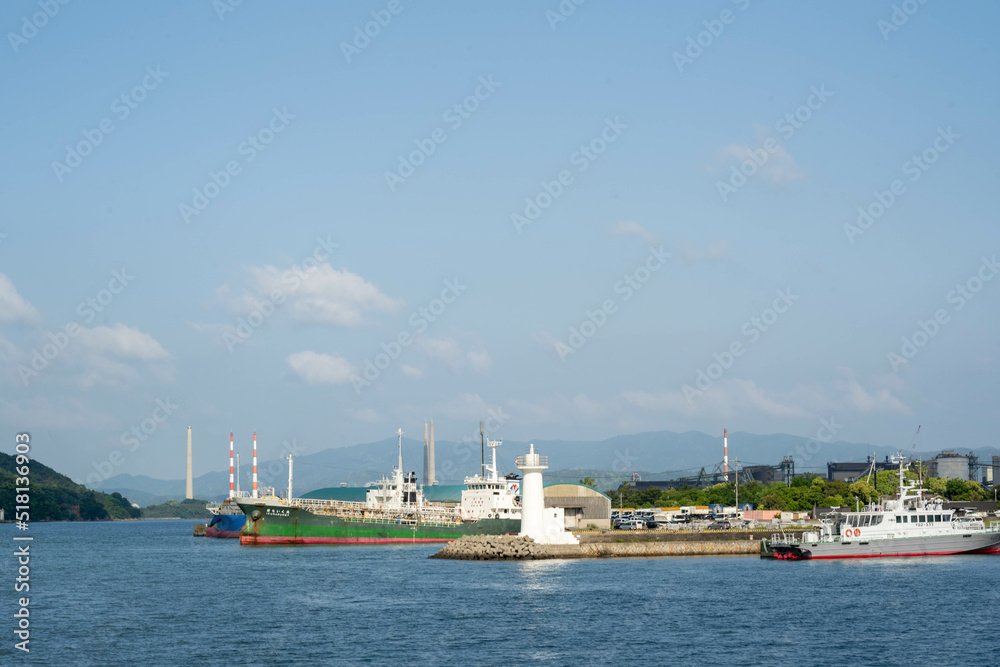 白い、小さな灯台に護られる徳山港