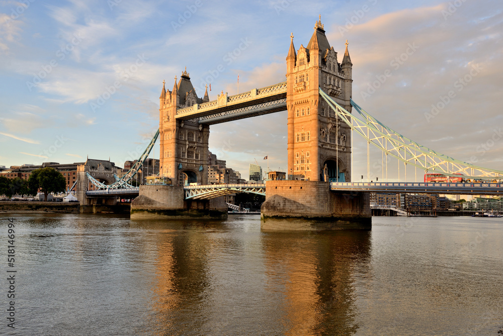 Tower Bridge in London (England). - obrazy, fototapety, plakaty 