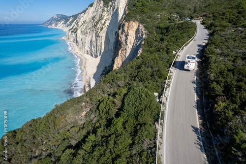 Strada panoramica a strapiombo sul mare vista spiaggia sull'isola di lefkada in Grecia scattata con il drone