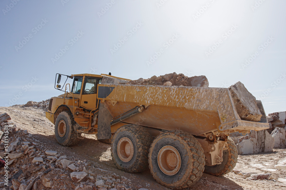 Obraz premium Heavy truck working in a marble quarry