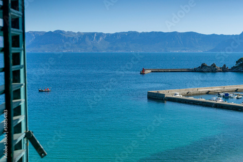 pejzaż nadmorski, Chorwacja, Europa, miejscowość Trpanj, morze Adriatyckie, połów, falochron, widok z okna