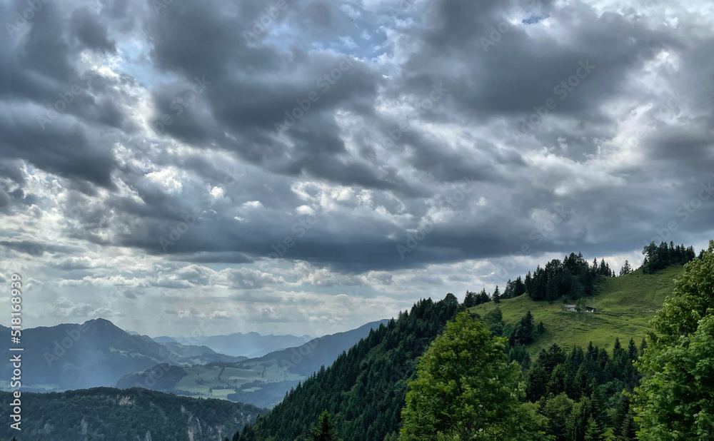 Panorama Blick auf eine Alm unterhalb des Brennkopf, Alpen, Kaiserwinkl, Tirol, Österreich