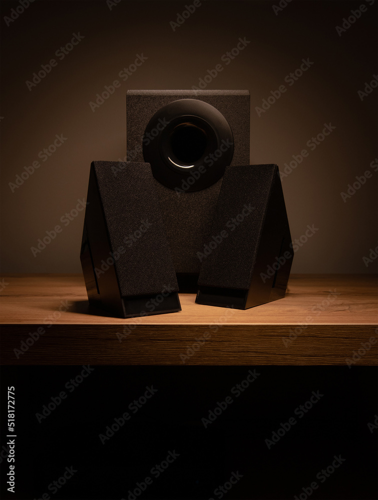 Zdjęcie produktowe czarnych głośników na blacie. - obrazy, fototapety, plakaty 