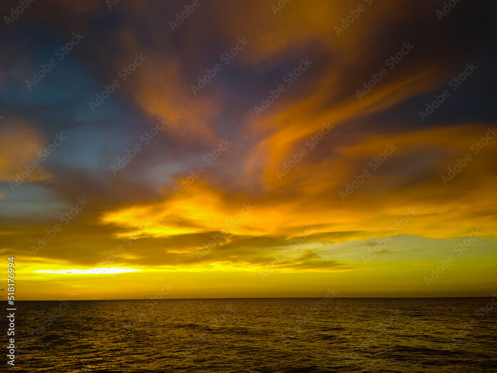 Obraz premium atardecer dorado 2