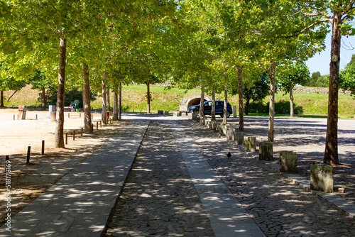 Aparcamiento con arboles y sombras 