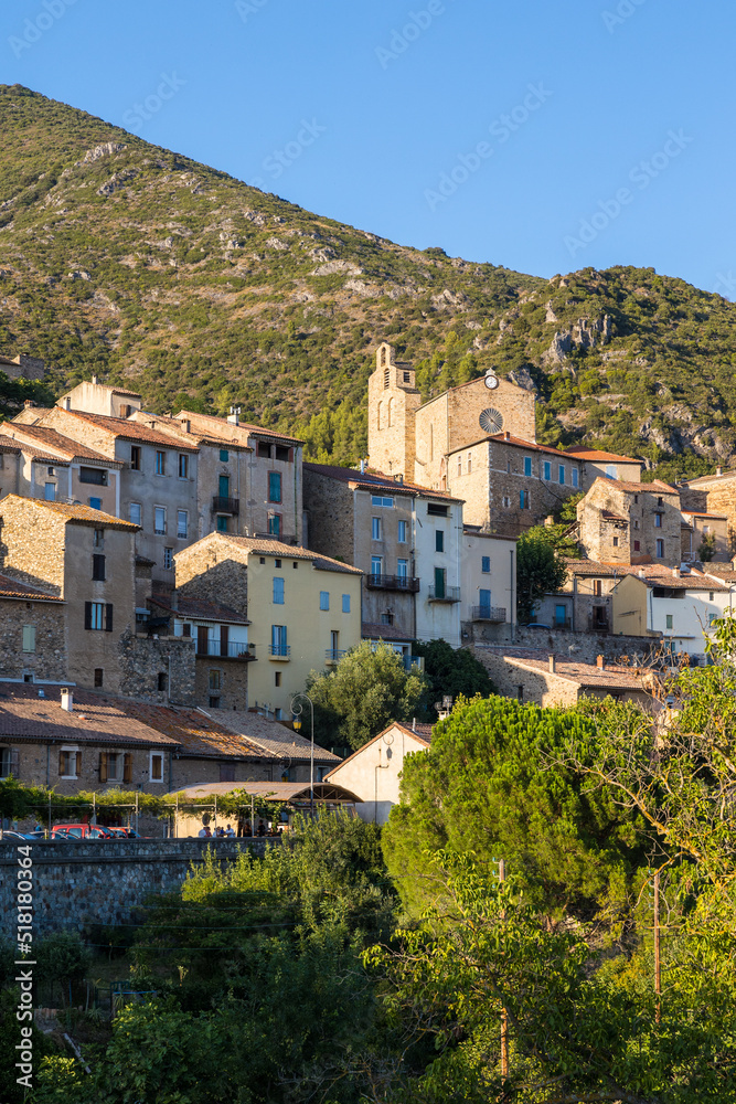 Obraz premium Vue en fin de journée du village médiéval de Roquebrun au bord de l'Orb dans le Parc naturel régional du Haut-Languedoc
