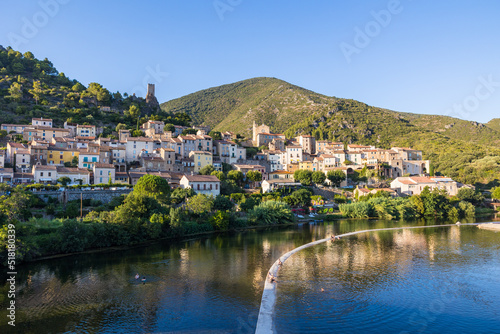 Vue en fin de journée du village médiéval de Roquebrun au bord de l'Orb dans le Parc naturel régional du Haut-Languedoc