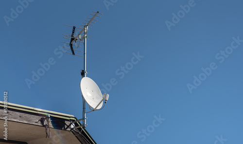 Cuadro en lienzo Digital television antenna on top of the roof isolated blue sky.