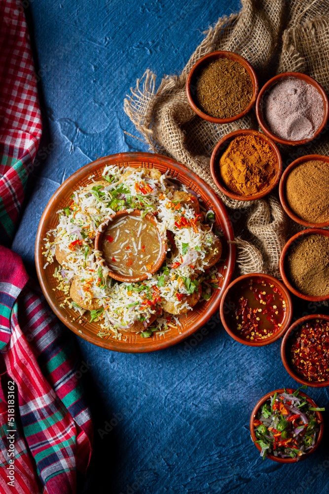 Φωτογραφία Traditional subcontinental street snack food chickpeas potato pani puri fuska wi