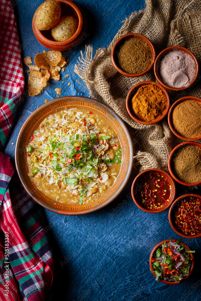 Φωτογραφία Traditional subcontinental street snack food chickpeas potato pani puri fuska wi