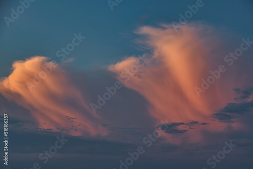 wolkengl  hen im abendrot