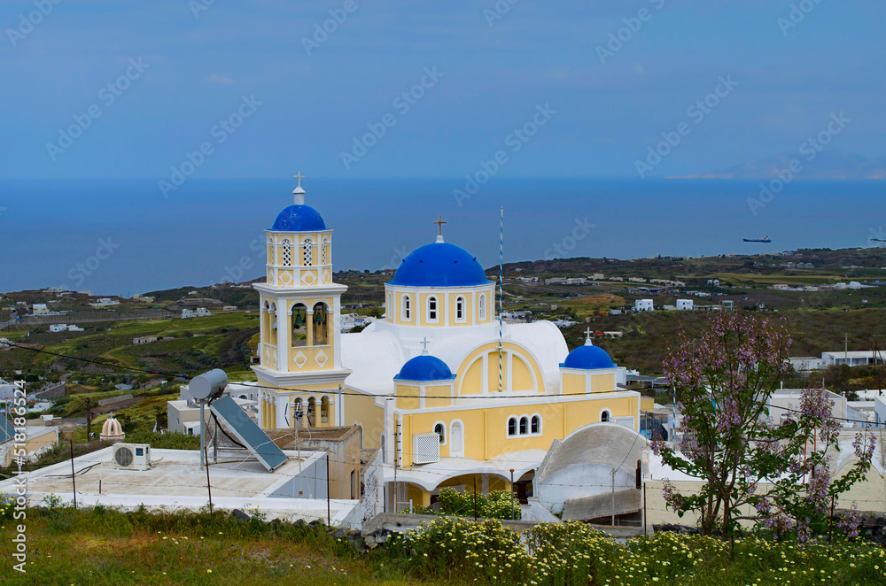 Iglesia griega con cúpulas de color azul y paredes amarillas