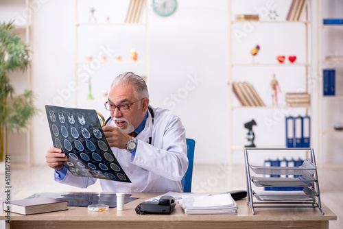 Billede på lærred Old male doctor radiologist working in the clinic