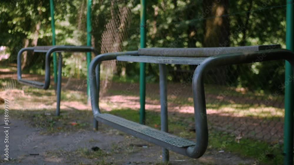 Ławka przy placu zabaw w parku w lesie Ławka przy placu zabaw w parku w lesie