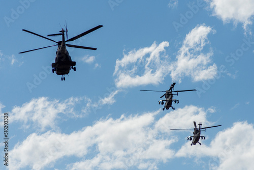 Helicópteros militares despegando a contraluz