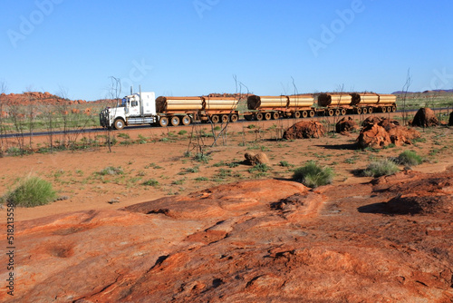 Foto Four-trailer road train driving on Great Northern Highway and Newman Western Aus