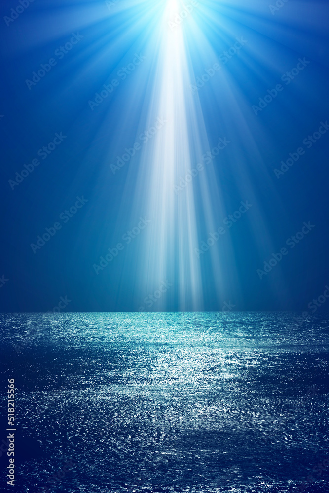 光る海に降り注ぐ光