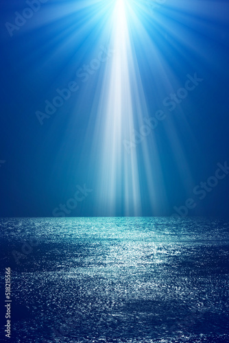 光る海に降り注ぐ光